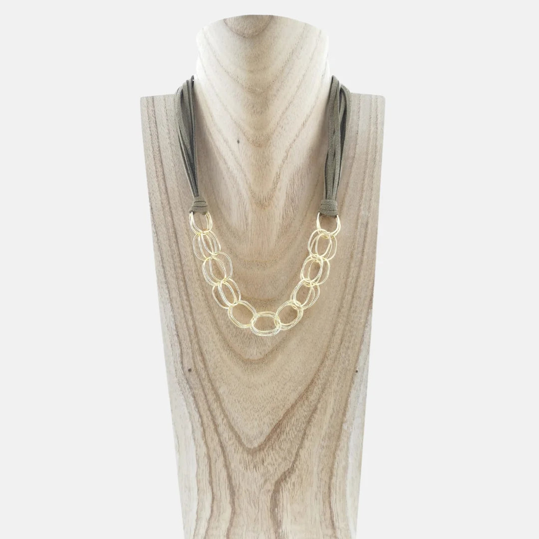 Collar Capri Dorado en Cadenas Superpuestas con Cordón