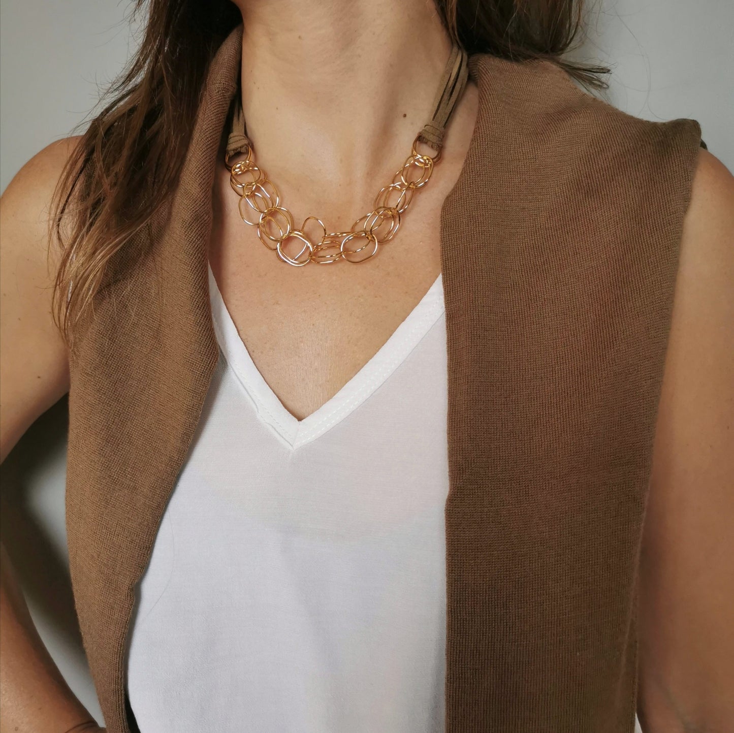Collar Capri Dorado en Cadenas Superpuestas con Cordón