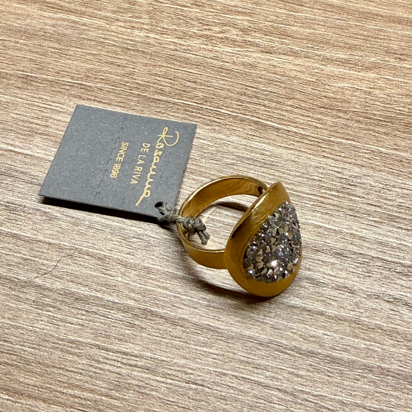 Anillo Dita Bañado Oro Satinado con Cristales Swarovski