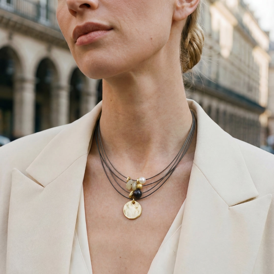 Collar Marais Corto Gris Con Colgante Central