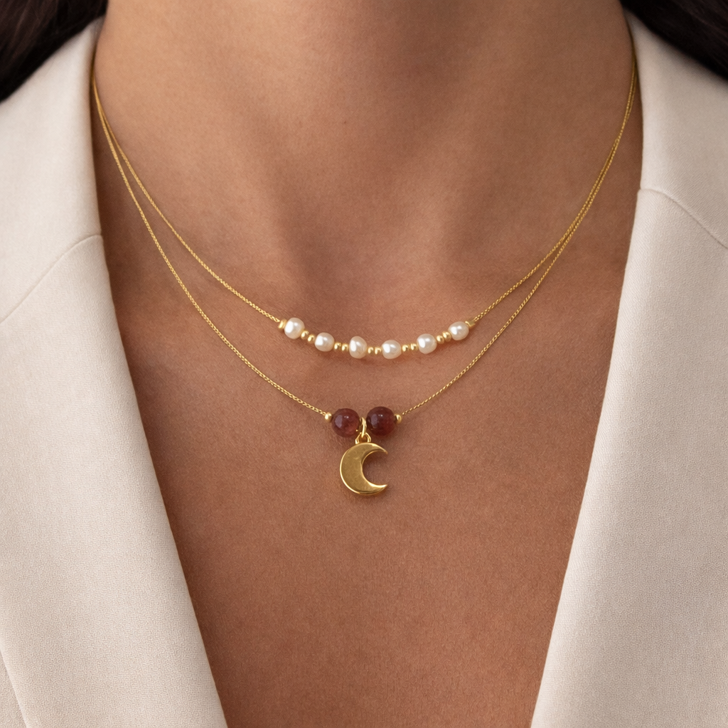 Collar Marais Doble en Dorado Brillante con Piedras, Perlas y Luna