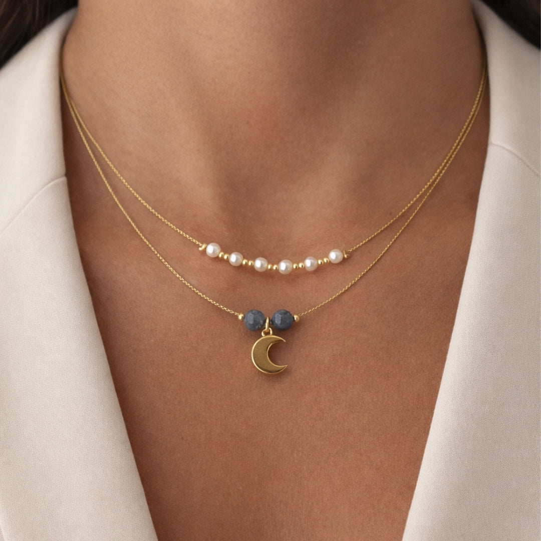 Collar Marais Doble en Dorado Brillante con Piedras, Perlas y Luna