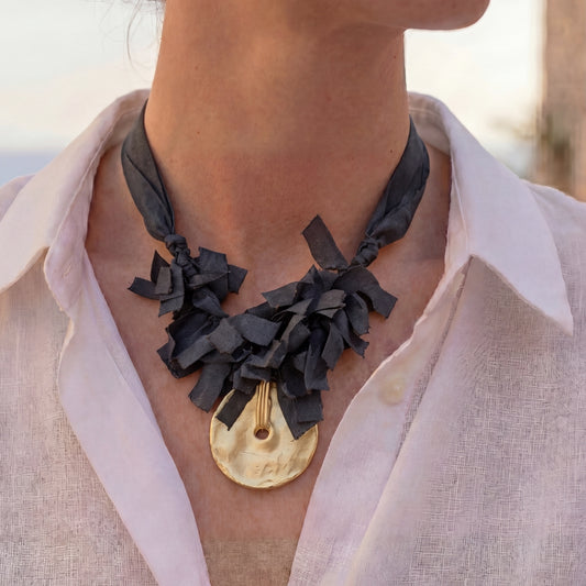 Collar Origins con Cinta y Adorno Dorado Mate