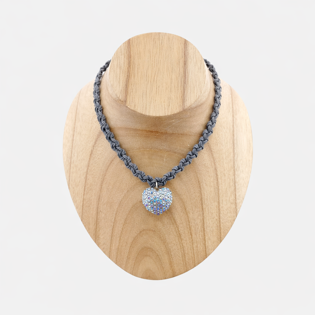 Collar Marais Plateado Mate Con Cordón y Corazón con Cristales
