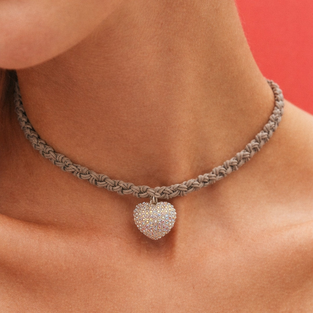 Collar Marais Plateado Mate Con Cordón y Corazón con Cristales