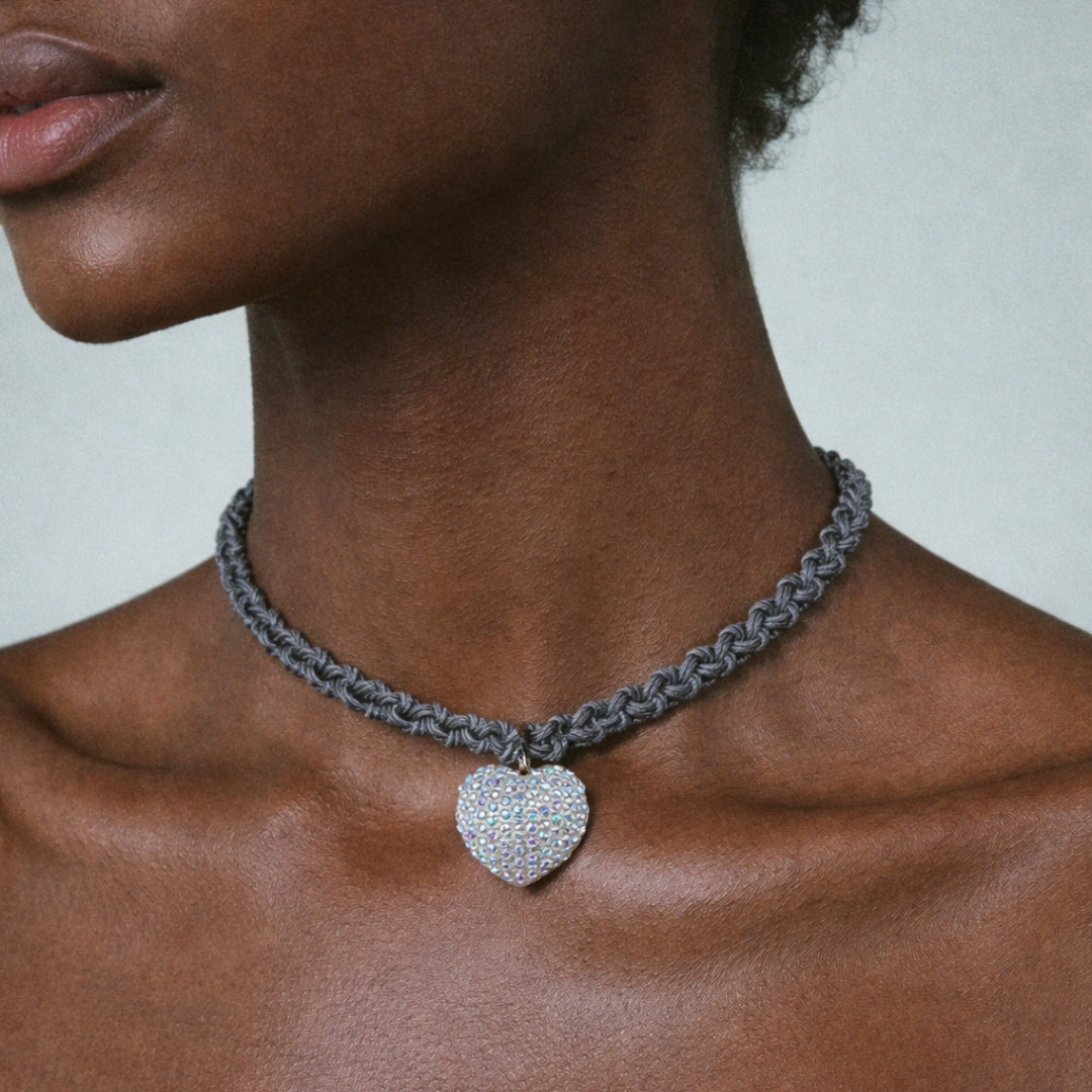 Collar Marais Plateado Mate Con Cordón y Corazón con Cristales