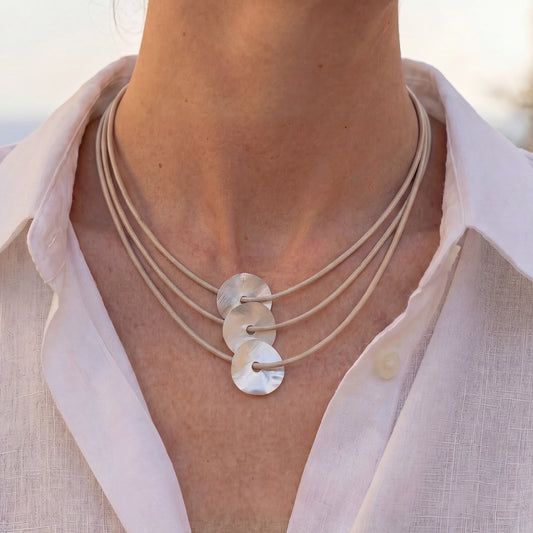 Collar Essential Con Cordón Taupe y Placas en Plata Mate
