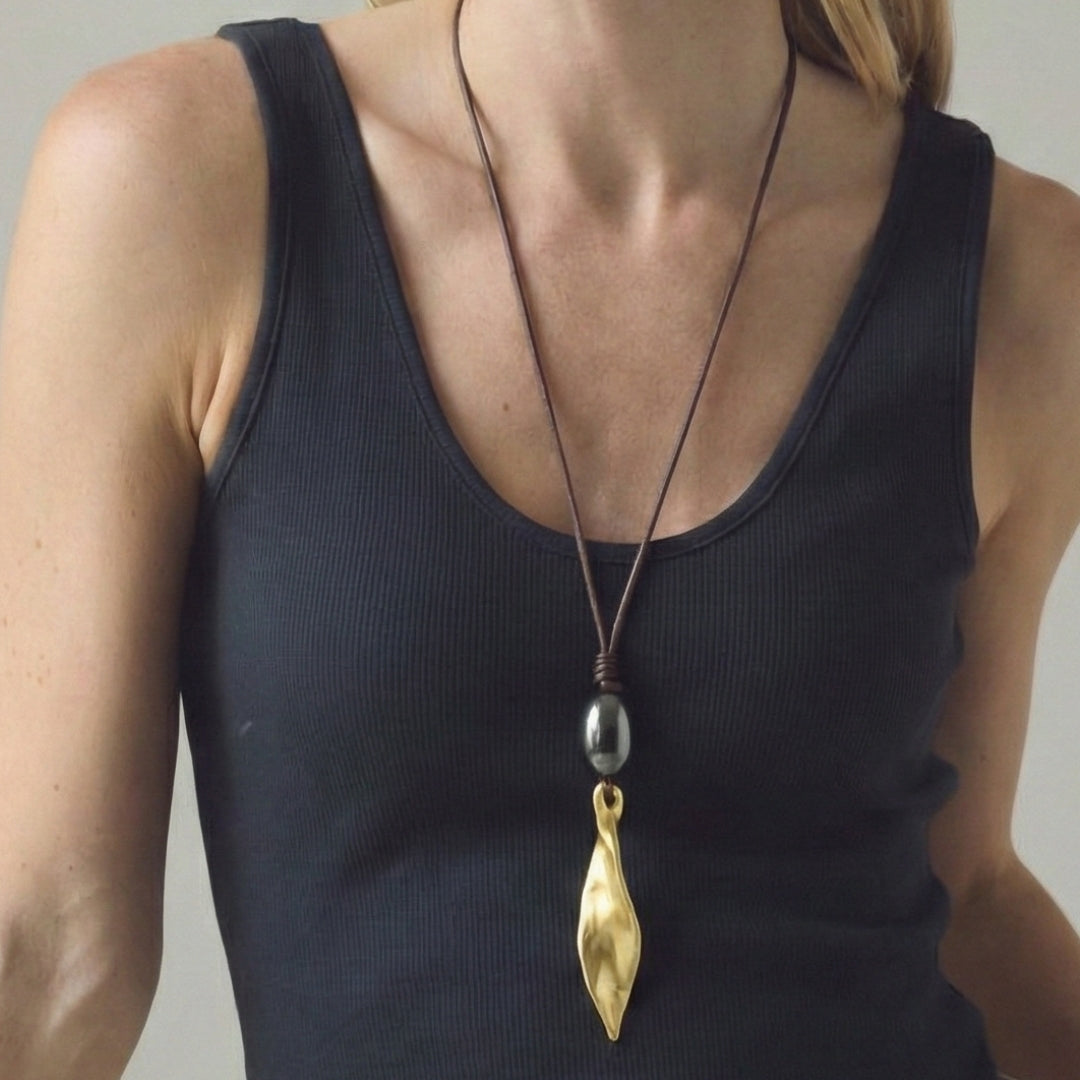 Collar Essential Largo con Adorno en Dorado Mate