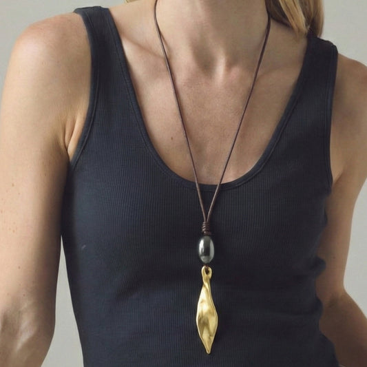 Collar Essential Largo con Adorno en Dorado Mate