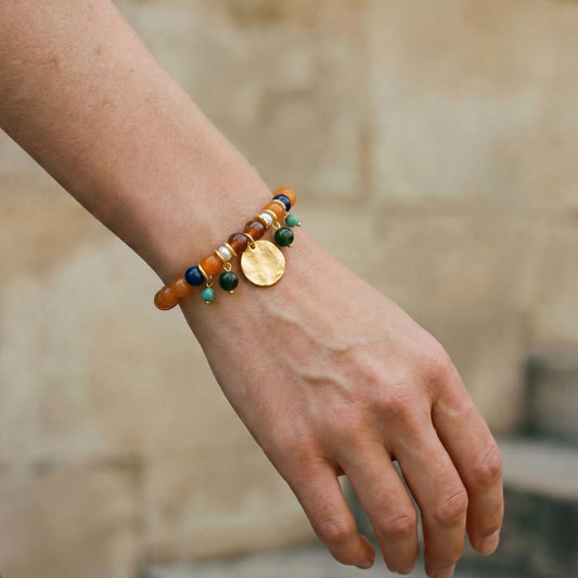 Pulsera Marais en Dorado Mate, con medalla, perlas y piedras