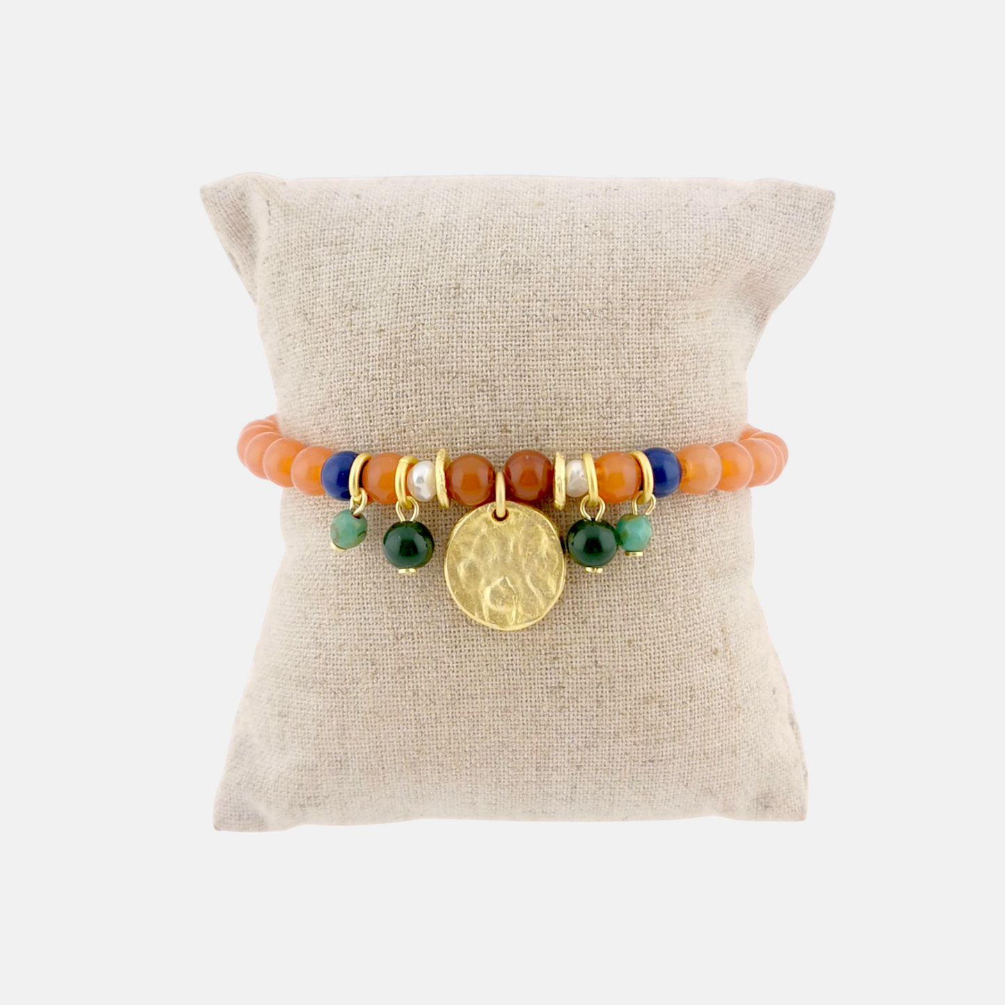 Pulsera Marais en Dorado Mate, con medalla, perlas y piedras