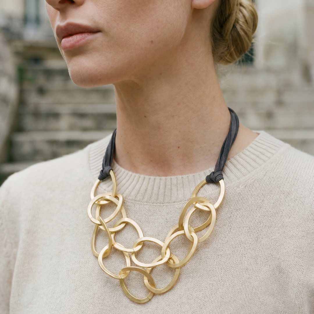 Collar Roma en Dorado Mate y Cordón Marengo