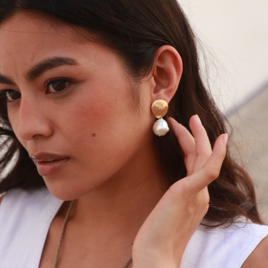 Aros Marais con Perla Irregular Dorado Mate