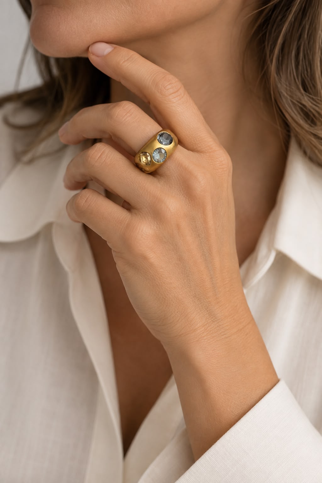 Anillo Dita Dorado Mate con Cuatro Cristales Swarovski