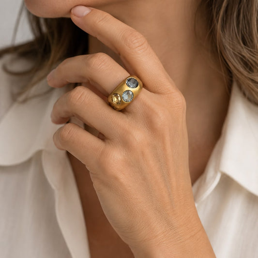 Anillo Dita Dorado Mate con Cuatro Cristales Swarovski